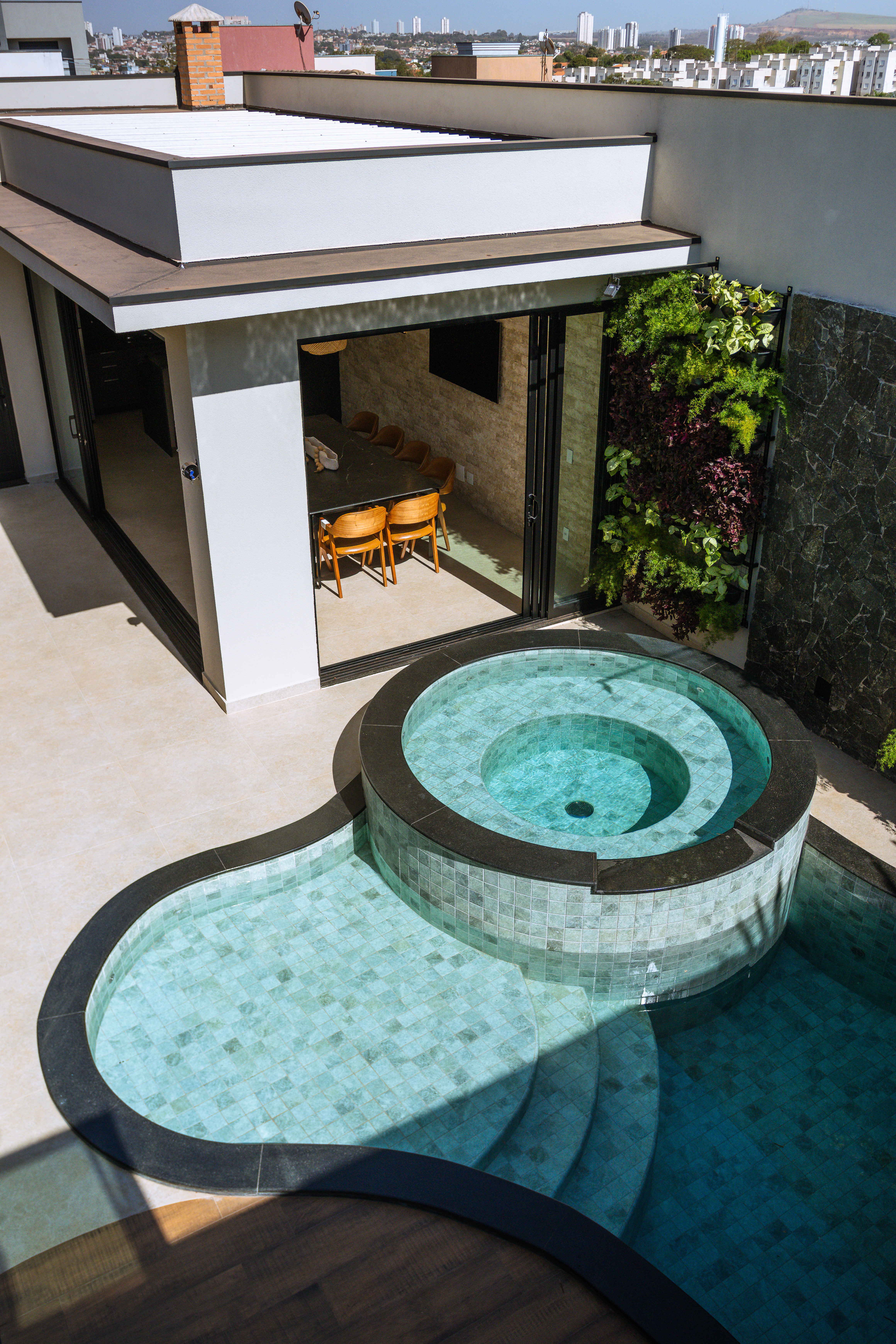 Vista aérea da piscina e spa revestidos em pedra